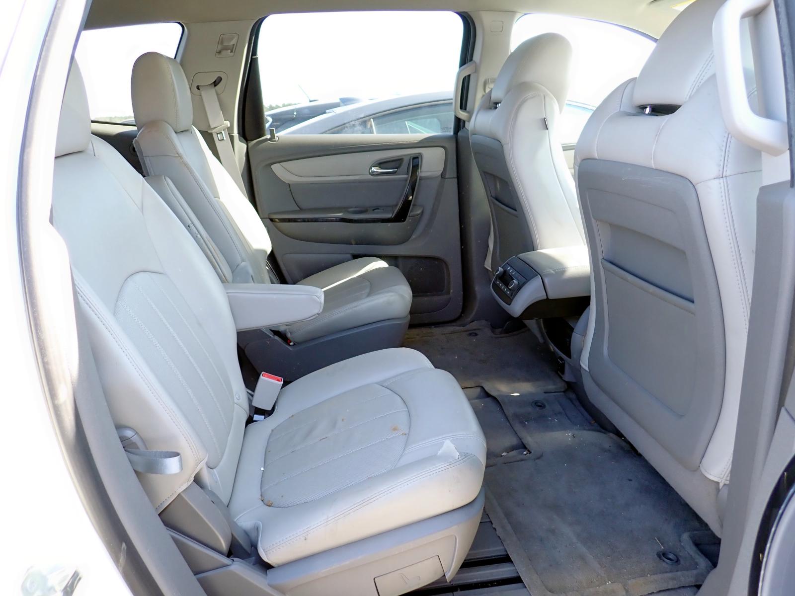 Photo 6 from auction – 2015 CHEVROLET TRAVERSE L with VIN 1GNKRJKD0FJ304055