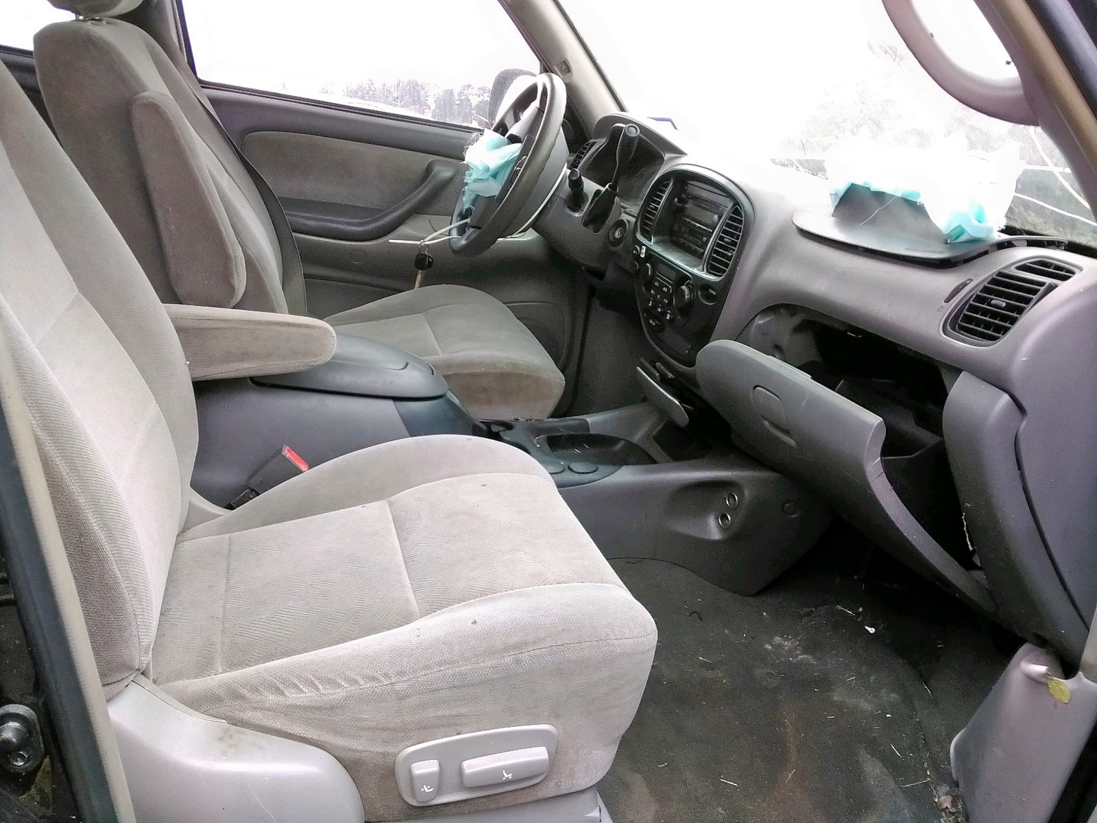 Photo 5 from auction – 2004 TOYOTA SEQUOIA SR with VIN 5TDZT34A14S229292
