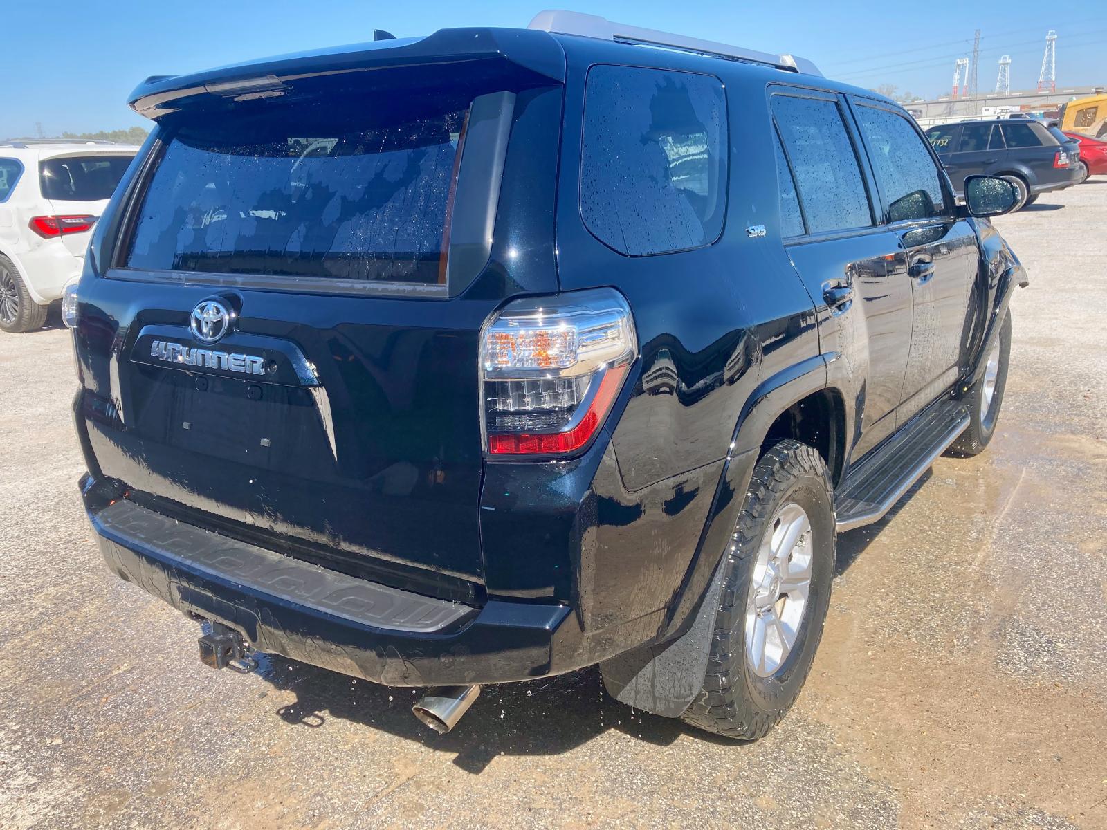 Photo 4 from auction – 2018 TOYOTA 4RUNNER SR with VIN JTEZU5JR6J5170062