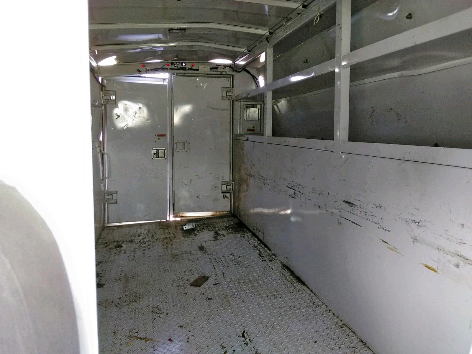 Photo 6 from auction – 2019 FORD ECONOLINE with VIN 1FDWE3F60KDC24854