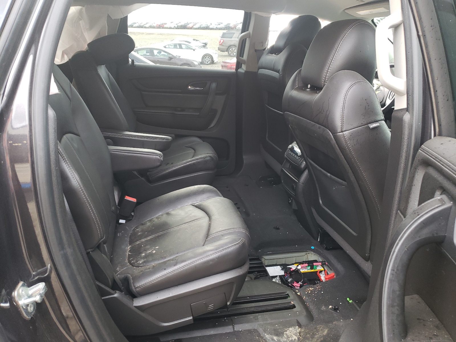 Photo 6 from auction – 2017 CHEVROLET TRAVERSE L with VIN 1GNKRHKD1HJ120853