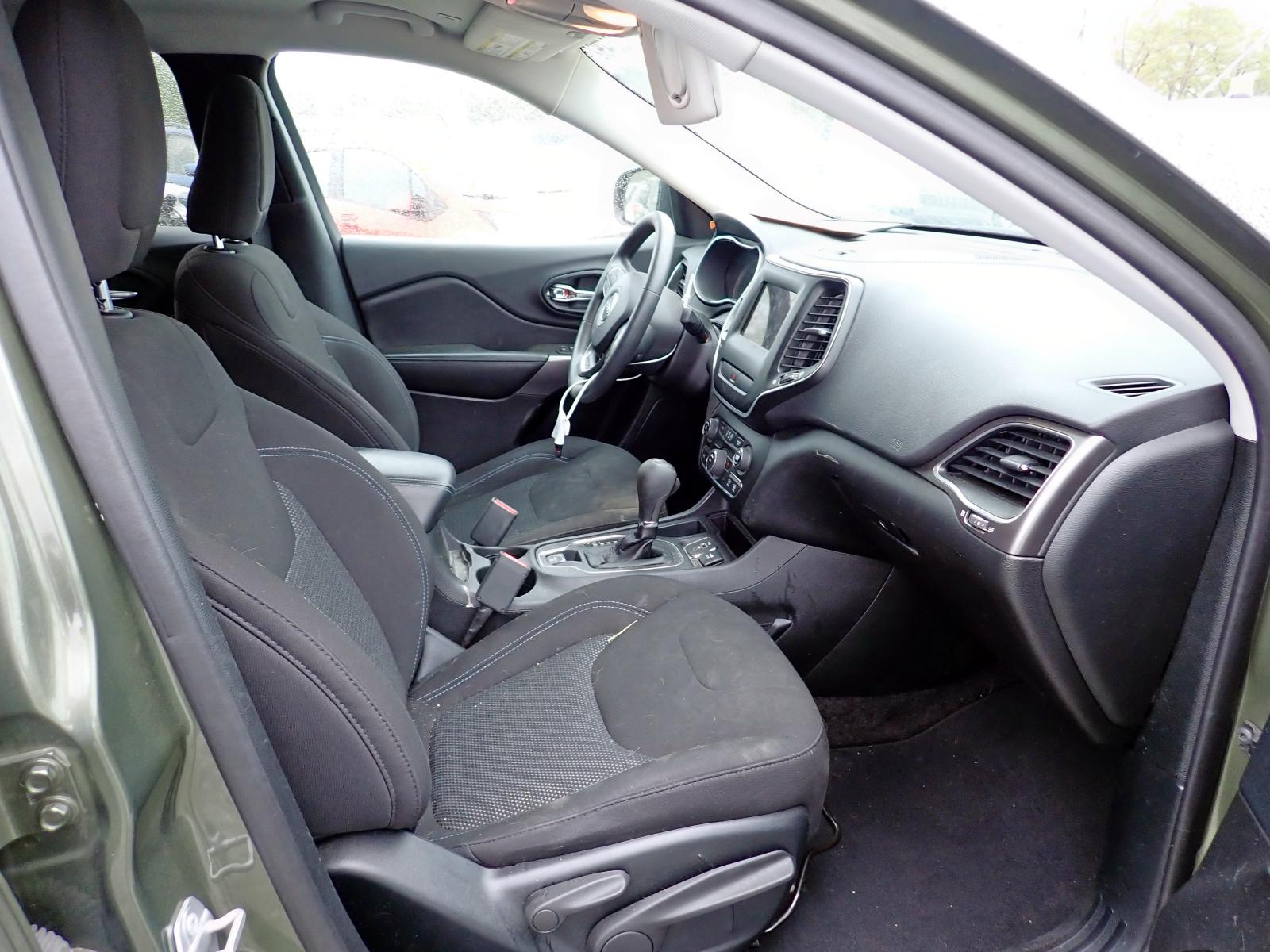 Photo 5 from auction – 2019 JEEP CHEROKEE L with VIN 1C4PJLCB0KD242079