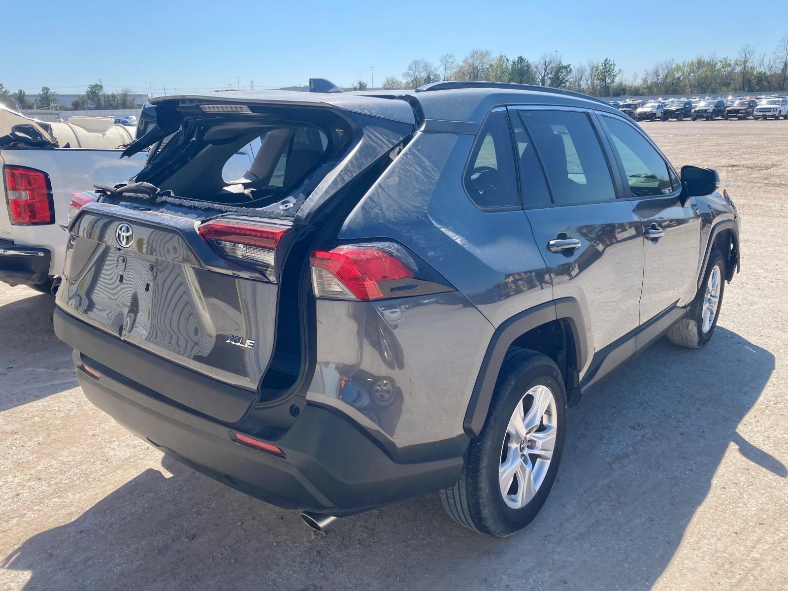 Photo 4 from auction – 2019 TOYOTA RAV4 XLE with VIN 2T3W1RFV1KC016917