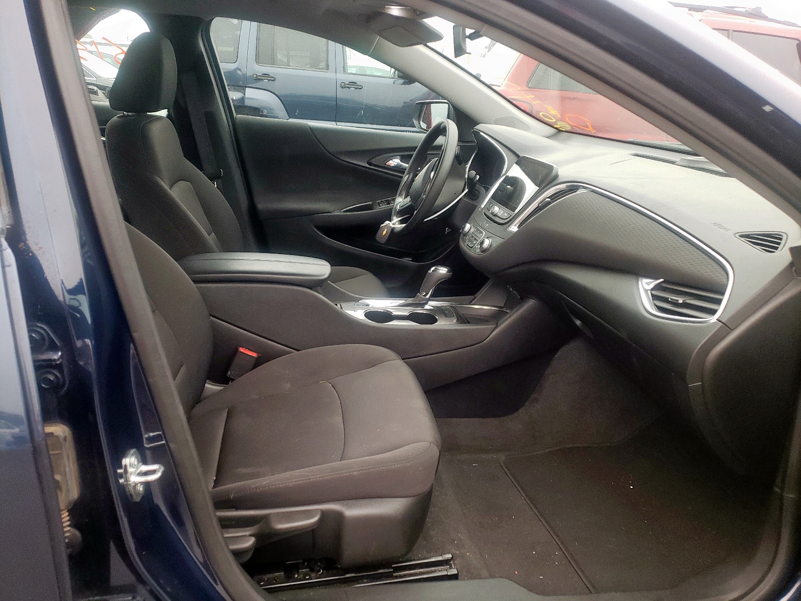 Photo 5 from auction – 2020 CHEVROLET MALIBU LT with VIN 1G1ZD5ST2LF095168