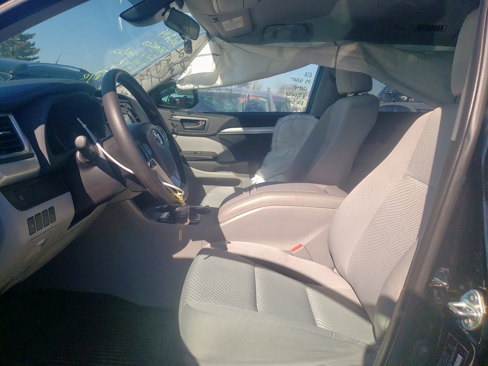 Photo 5 from auction – 2019 TOYOTA HIGHLANDER with VIN 5TDBZRFH3KS710462