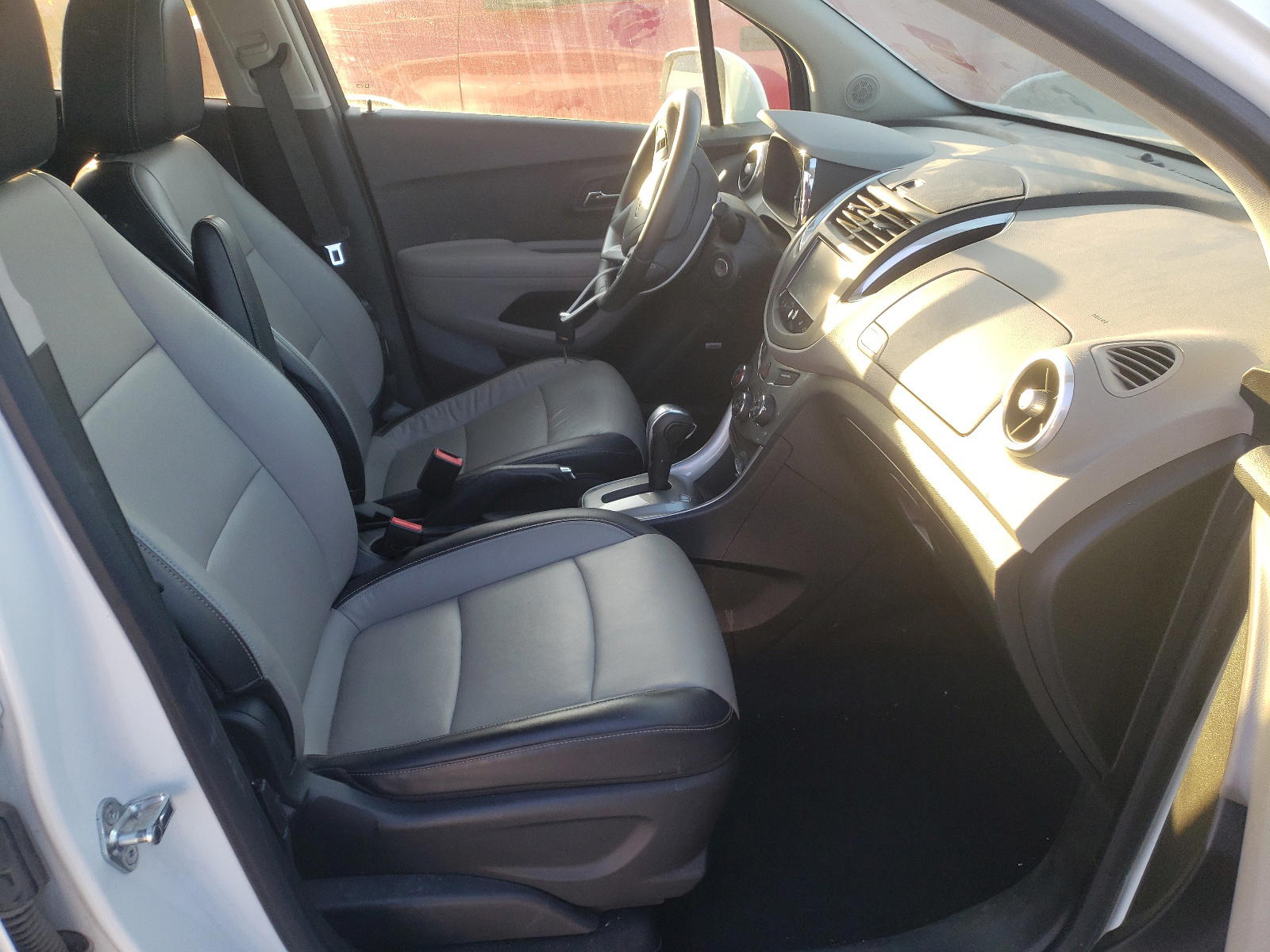 Photo 5 from auction – 2015 CHEVROLET TRAX LTZ with VIN KL7CJTSB7FB054769
