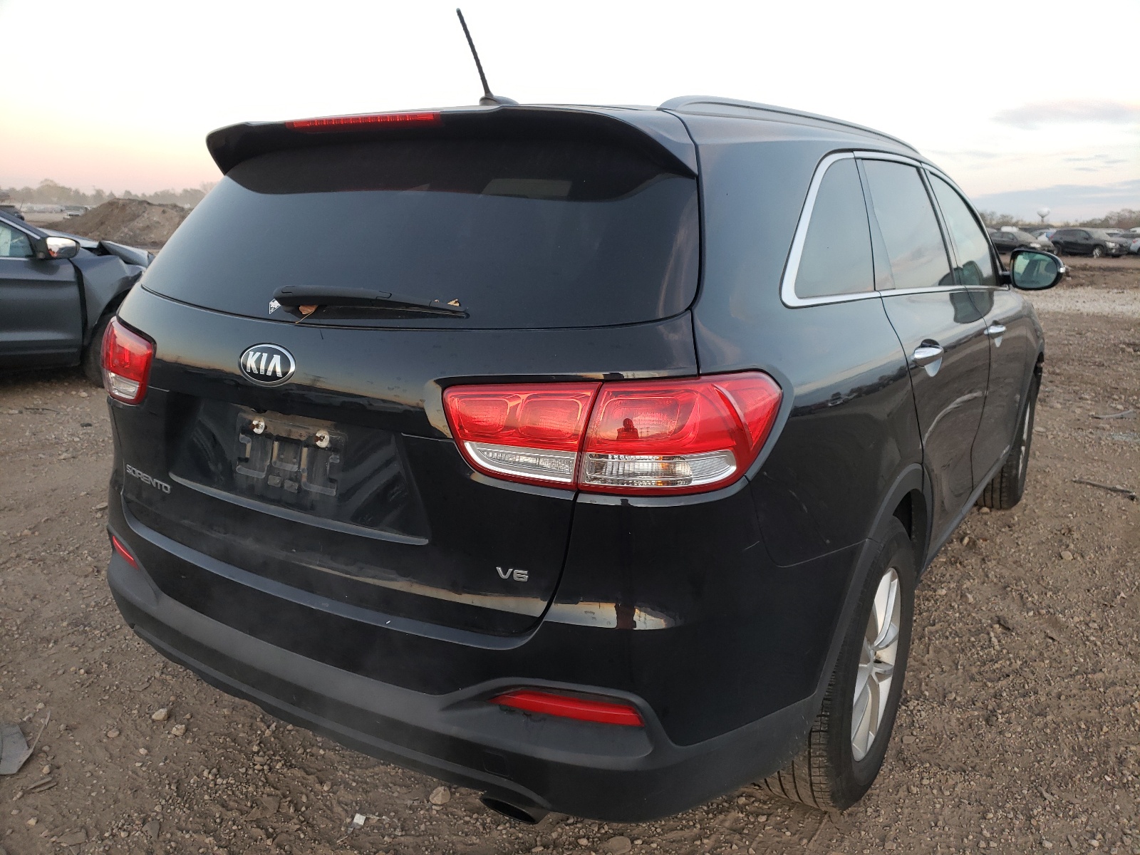 Photo 4 from auction – 2017 KIA SORENTO LX with VIN 5XYPGDA54HG213311