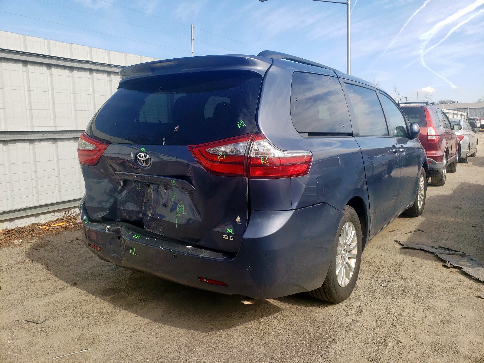 Photo 4 from auction – 2015 TOYOTA SIENNA XLE with VIN 5TDYK3DC6FS597549
