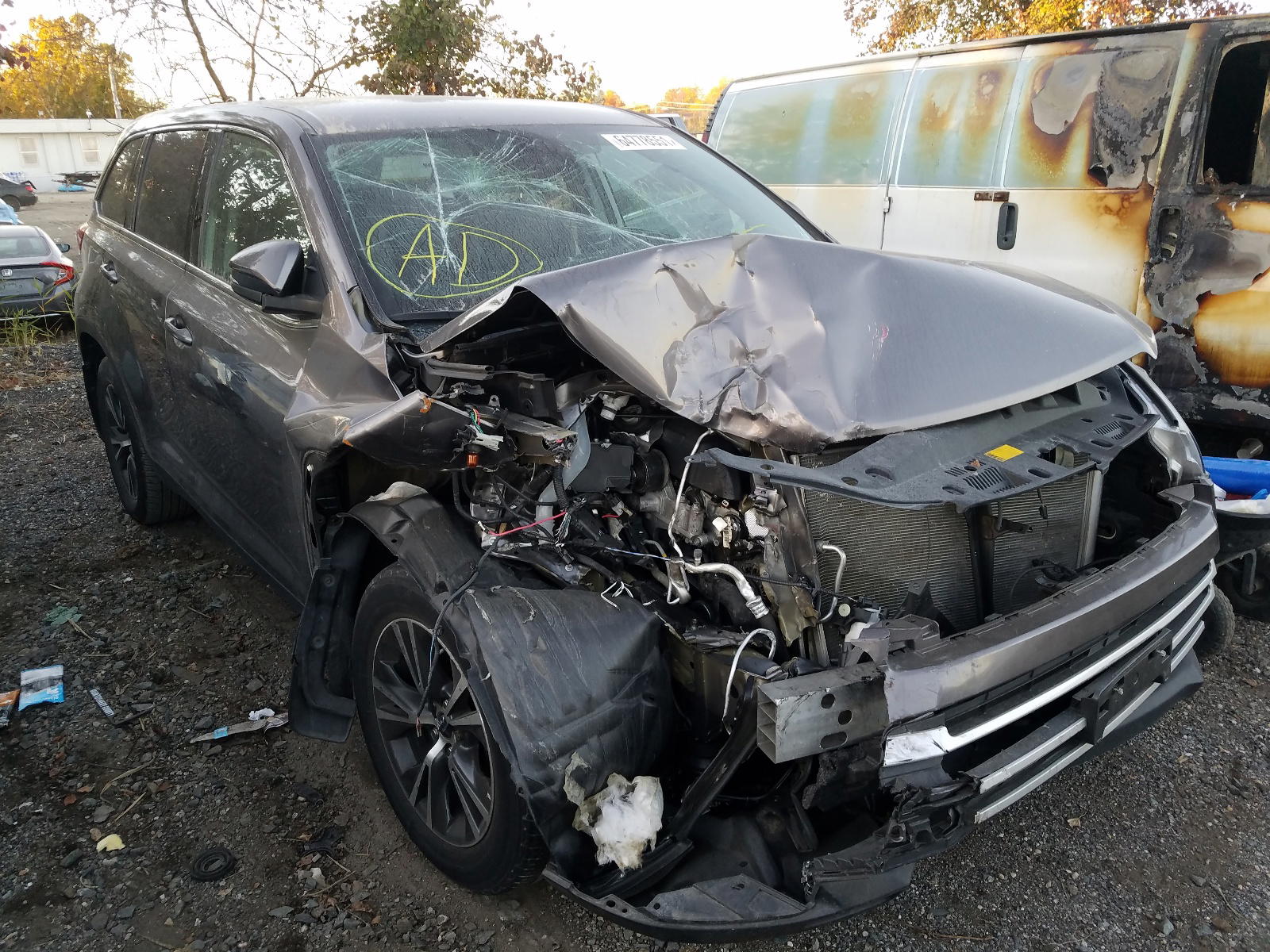 TOYOTA HIGHLANDER 2019 with VIN 5TDBZRFH6KS970287 - Photo from auction