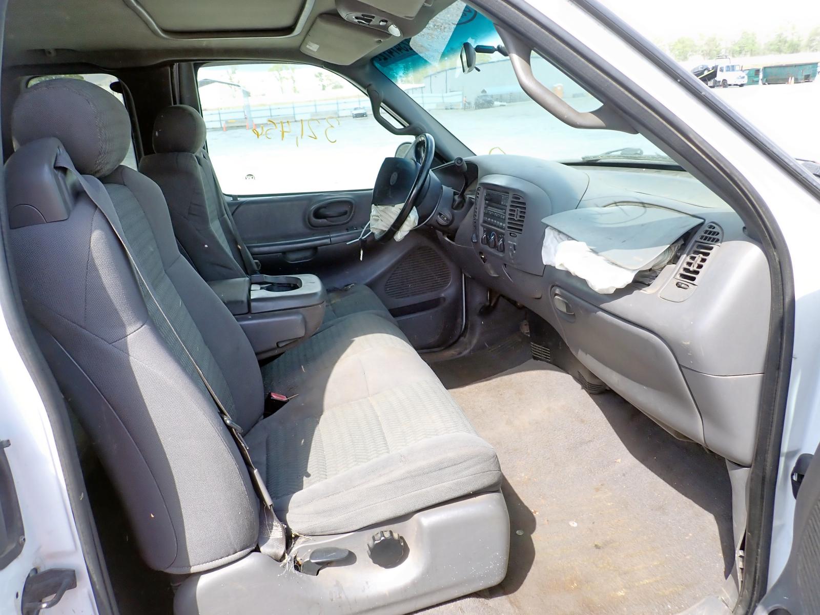 Photo 5 from auction – 2001 FORD F150 with VIN 2FTRX08LX1CA81715