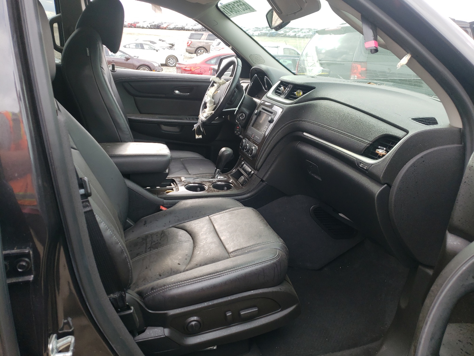 Photo 5 from auction – 2017 CHEVROLET TRAVERSE L with VIN 1GNKRHKD1HJ120853
