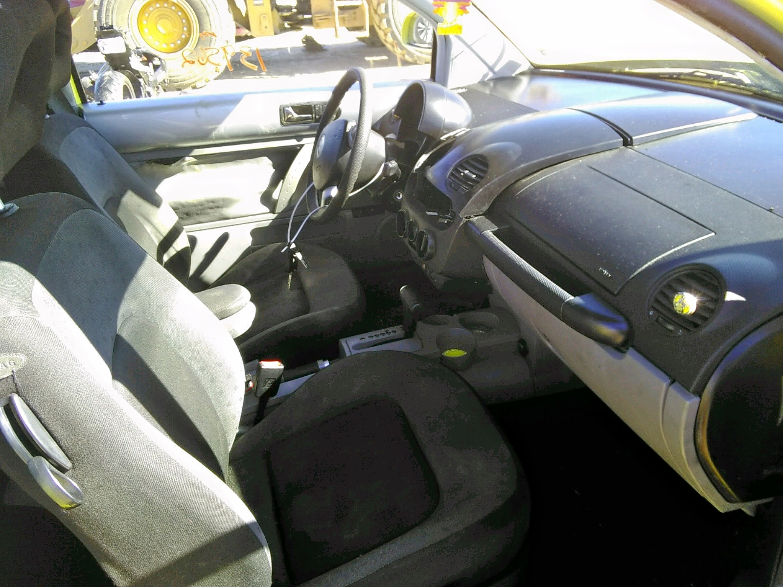 Photo 5 from auction – 2000 VOLKSWAGEN NEW BEETLE with VIN 3VWCA21C6YM429311