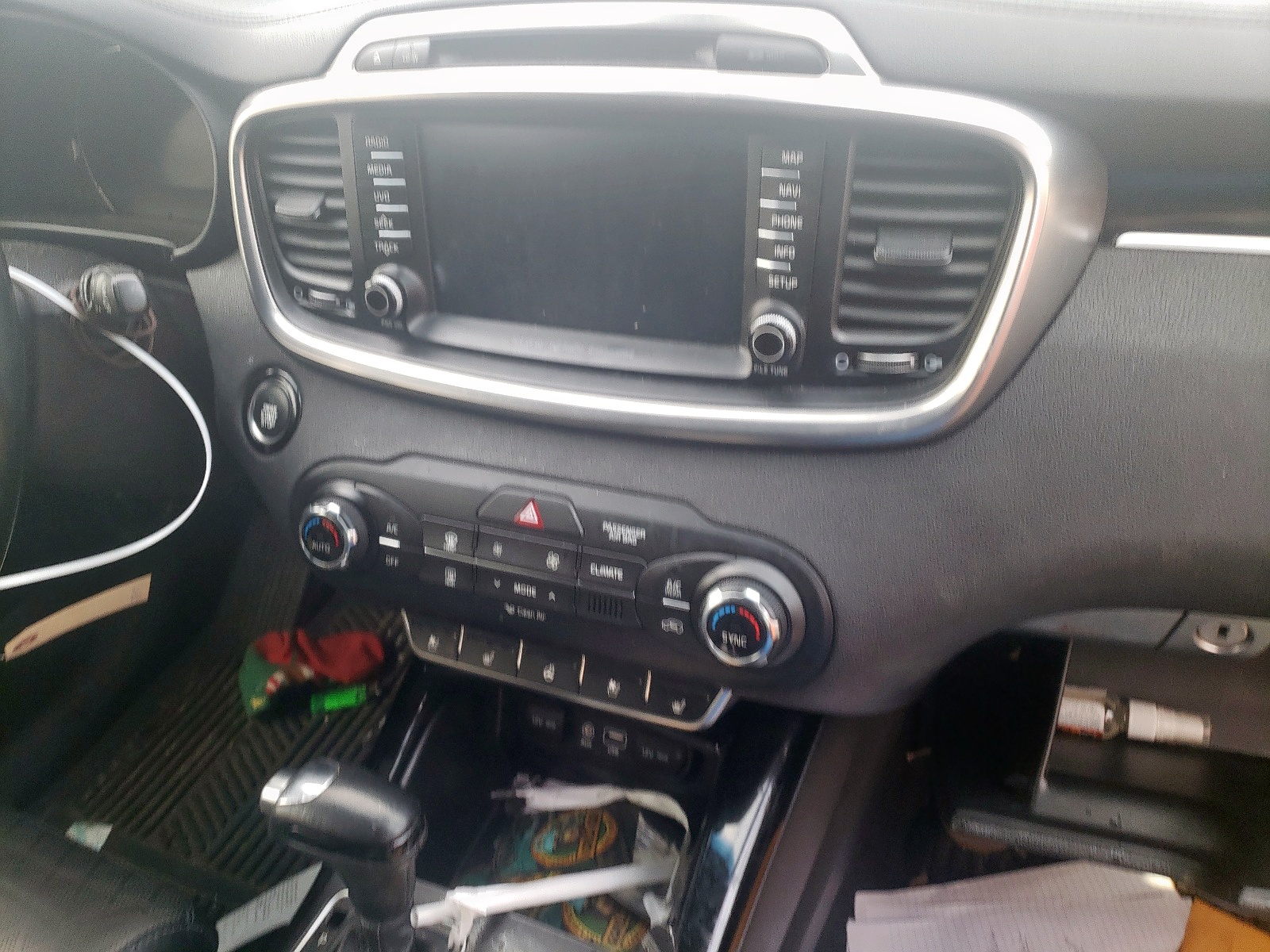 Photo 9 from auction – 2016 KIA SORENTO SX with VIN 5XYPKDA56GG087790
