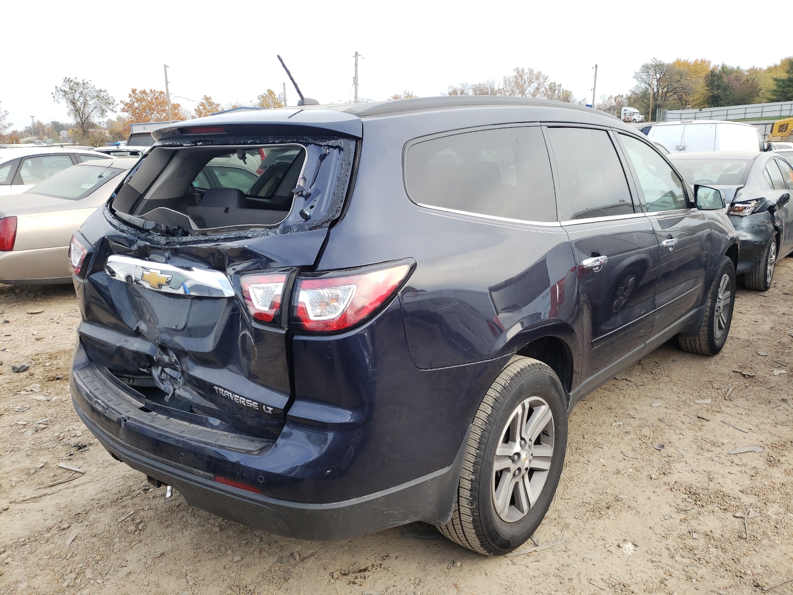Photo 4 from auction – 2015 CHEVROLET TRAVERSE L with VIN 1GNKRGKD3FJ269126