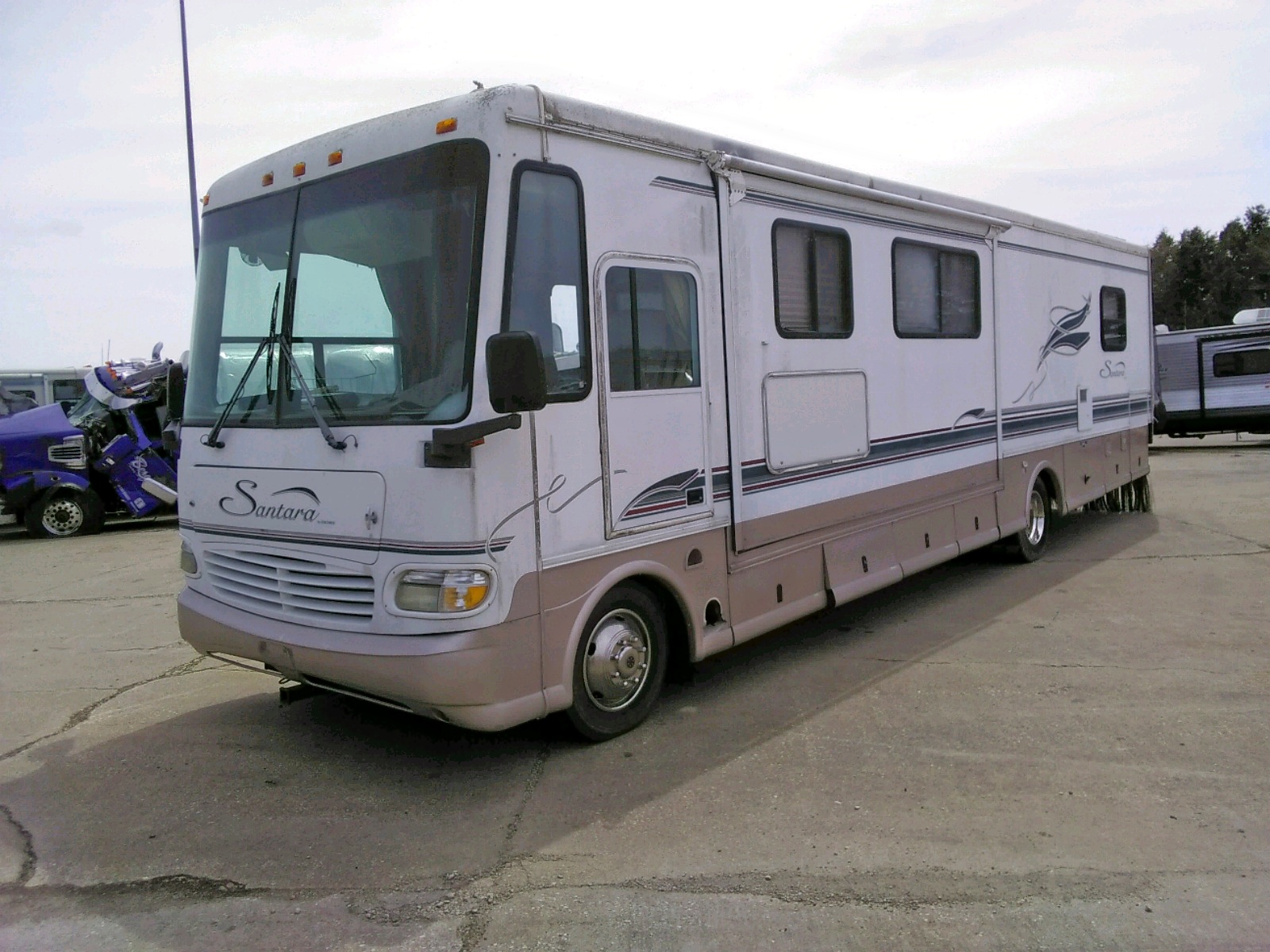 Photo 2 from auction – 1999 COACH SANTARA with VIN 3FCNF53S4XJA23658