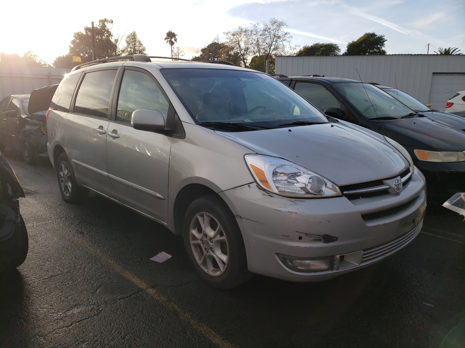 TOYOTA SIENNA XLE 2004 with VIN 5TDBA22C74S008298 - Photo from auction