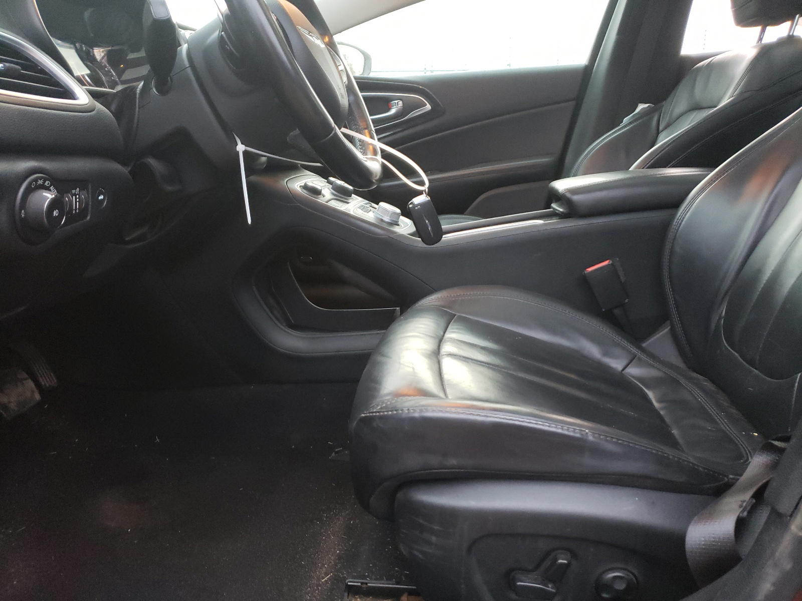 Photo 5 from auction – 2015 CHRYSLER 200 C with VIN 1C3CCCEG0FN551119