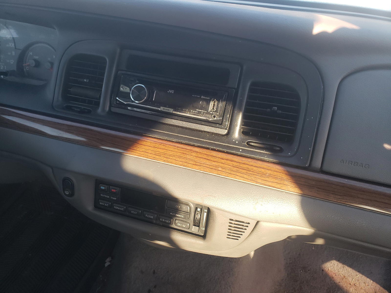 Photo 9 from auction – 2001 FORD CROWN VICT with VIN 2FAFP74W01X131502
