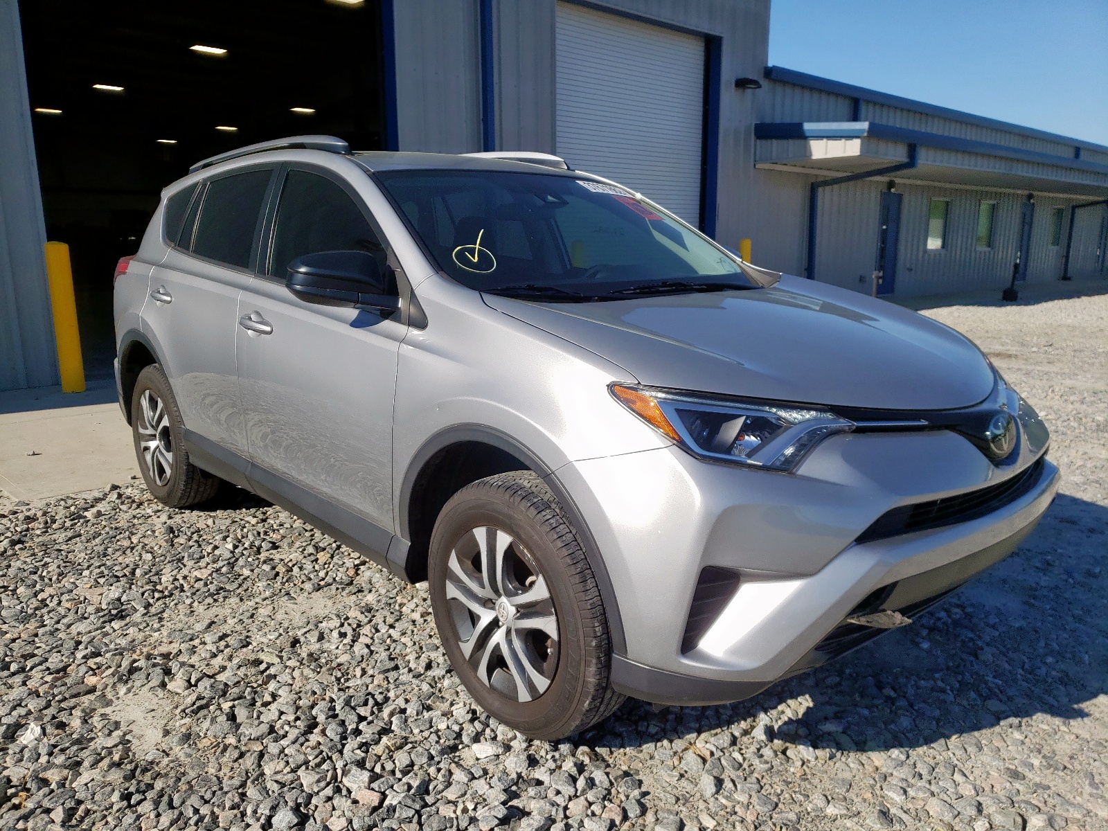 Photo 1 from auction – 2018 TOYOTA RAV4 LE with VIN JTMZFREV9JJ172912