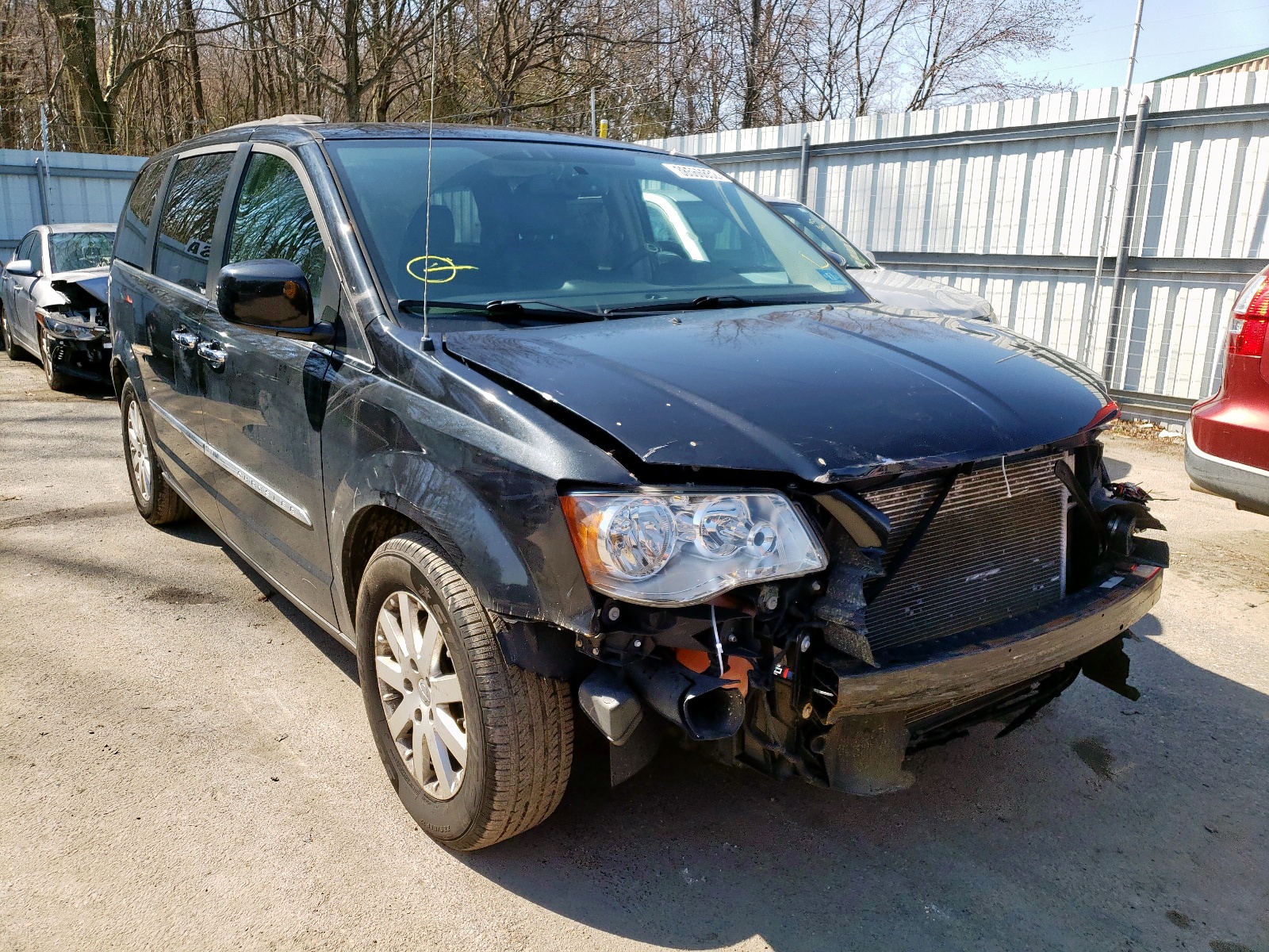 CHRYSLER TOWN & COU 2015 with VIN 2C4RC1BG7FR582787 - Photo from auction