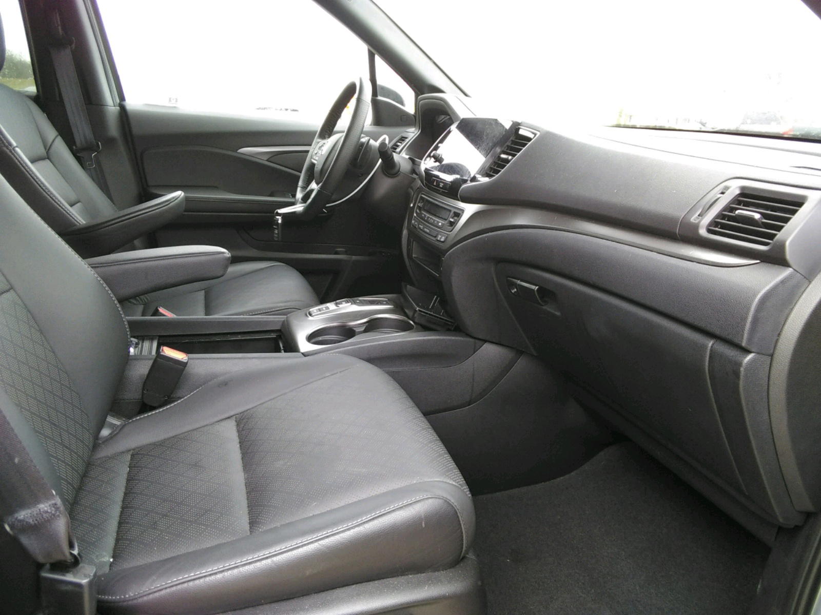 Photo 5 from auction – 2020 HONDA PASSPORT E with VIN 5FNYF7H56LB004375
