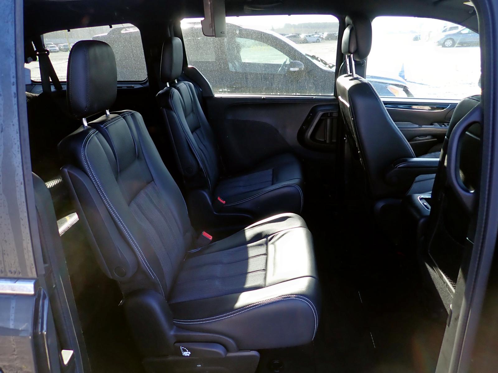 Photo 6 from auction – 2015 CHRYSLER TOWN & COU with VIN 2C4RC1HG5FR657008