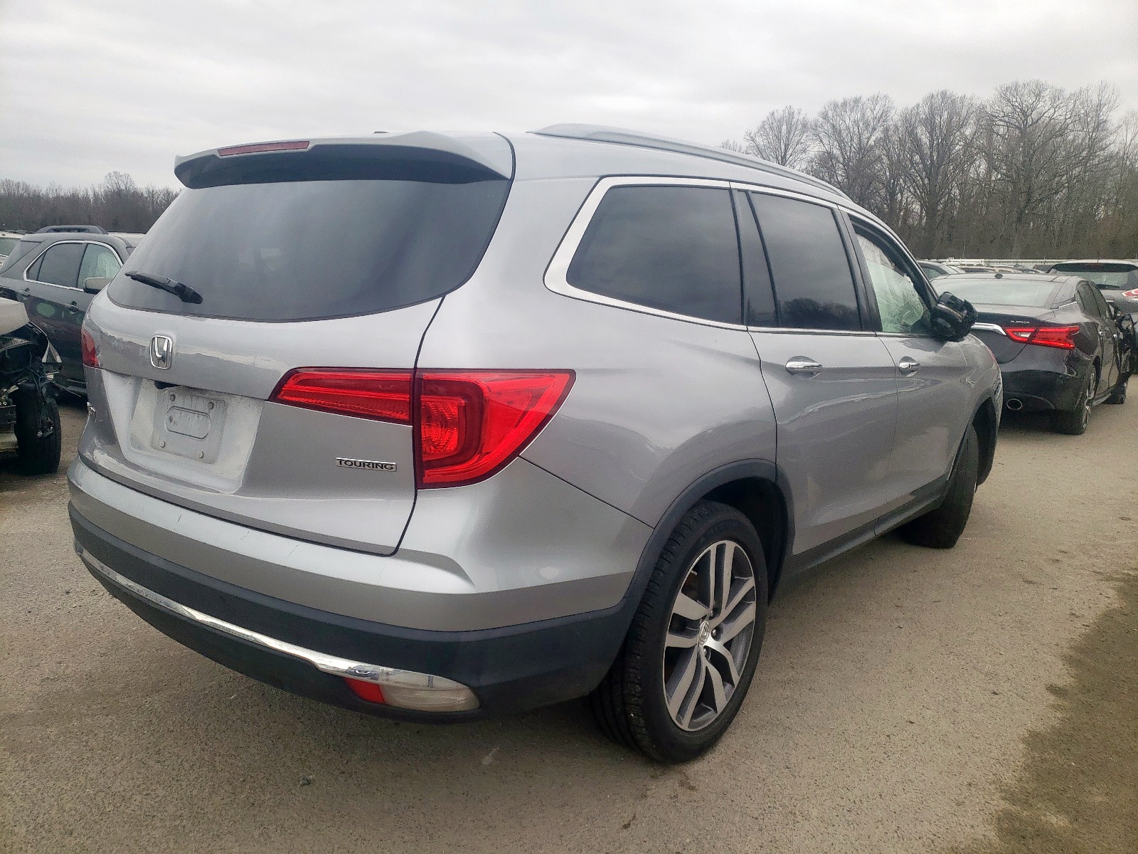 Photo 4 from auction – 2017 HONDA PILOT TOUR with VIN 5FNYF5H93HB009757