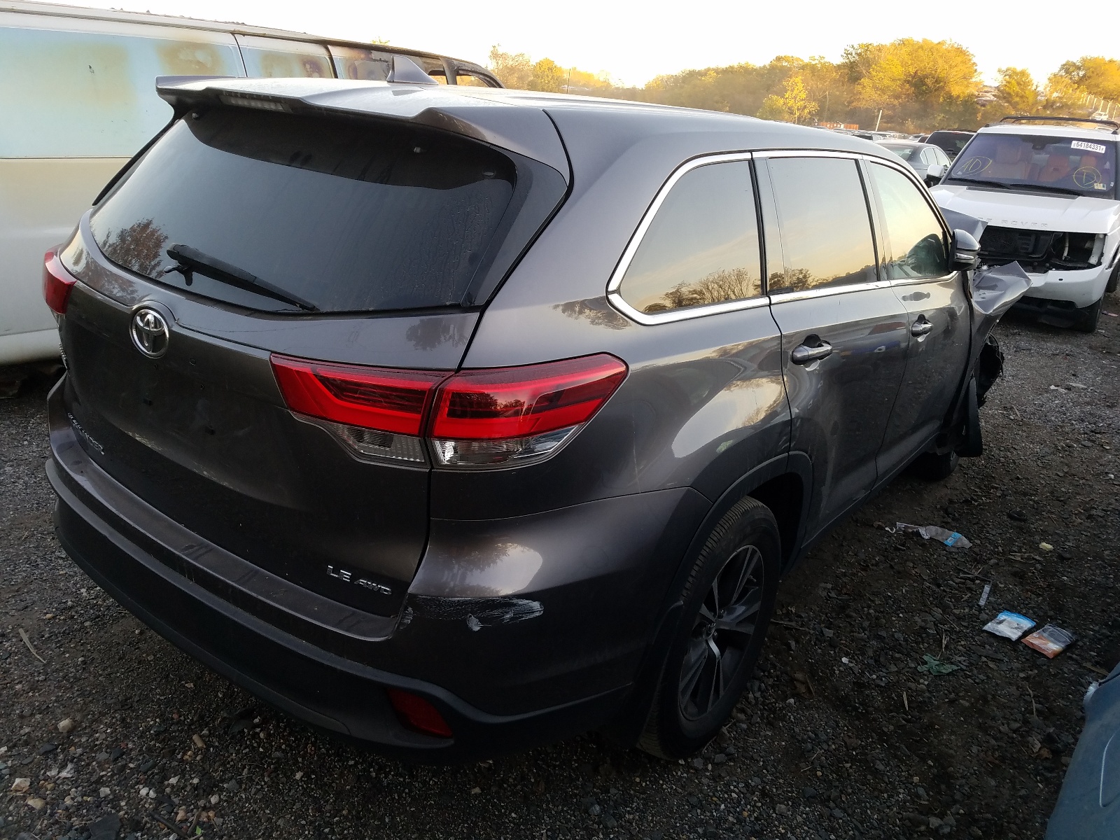 Zdjęcie 4 z aukcji – 2019 TOYOTA HIGHLANDER z VIN 5TDBZRFH6KS970287