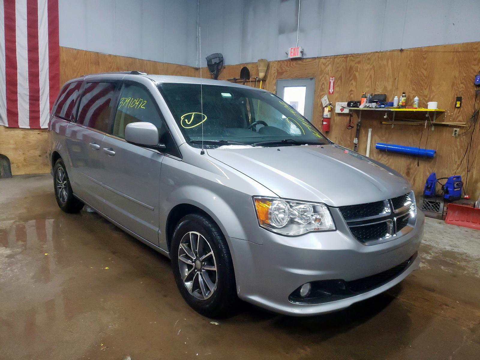 DODGE GRAND CARA 2017 with VIN 2C4RDGCG9HR860378 - Photo from auction