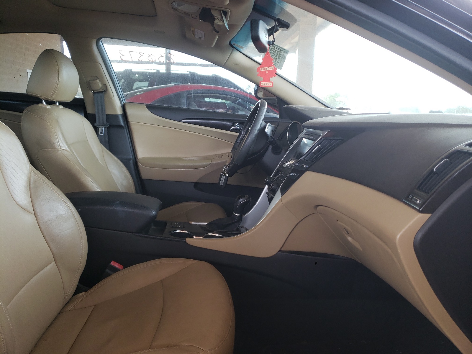 Photo 5 from auction – 2011 HYUNDAI SONATA SE with VIN 5NPEC4ABXBH203200