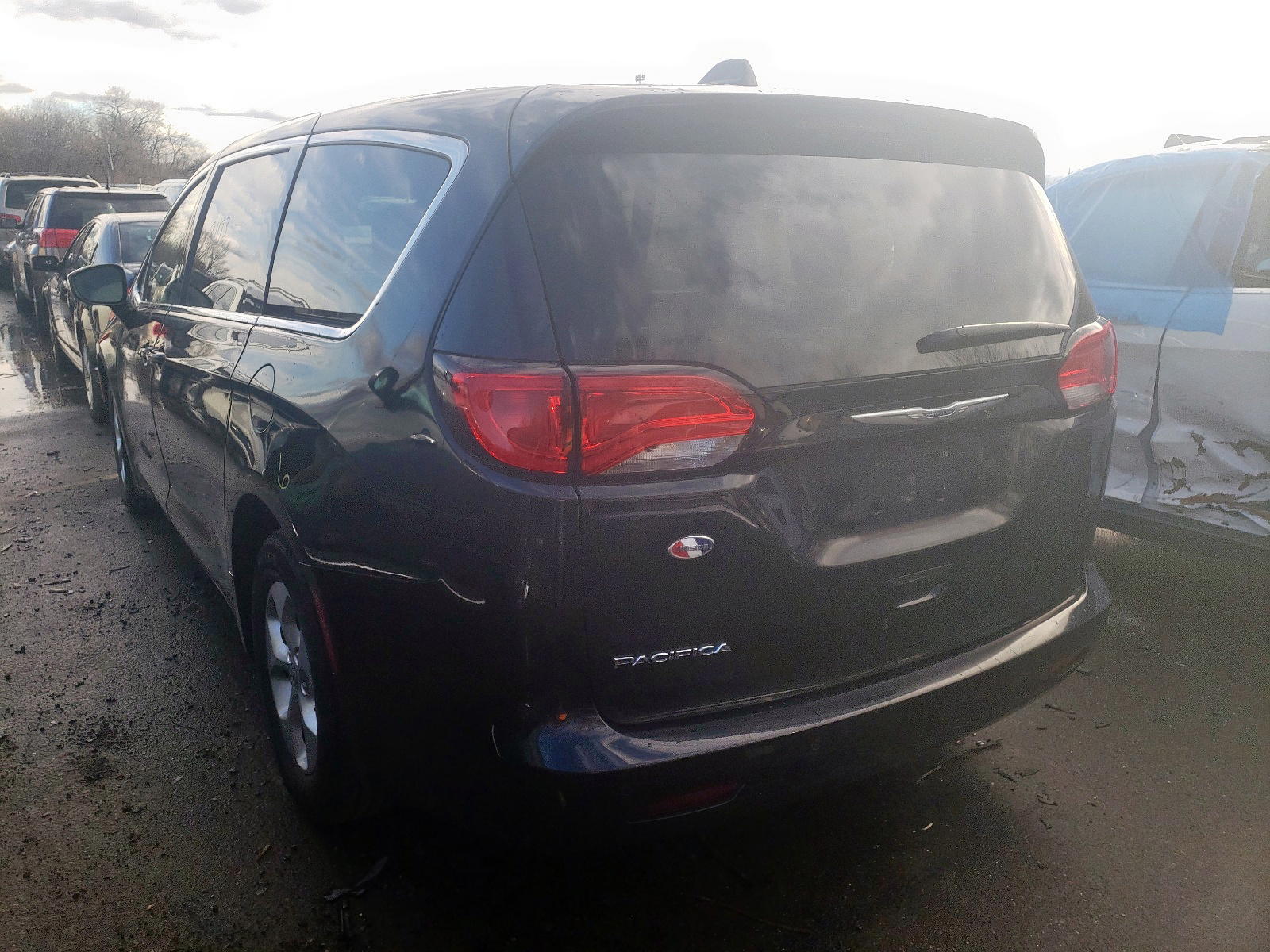 Photo 3 from auction – 2017 CHRYSLER PACIFICA L with VIN 2C4RC1CG3HR744156