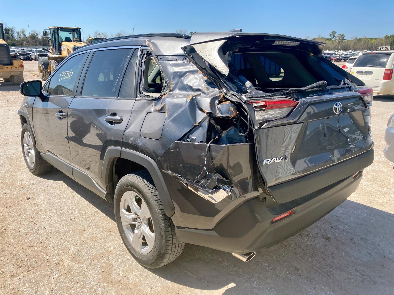 Photo 3 from auction – 2019 TOYOTA RAV4 XLE with VIN 2T3W1RFV1KC016917