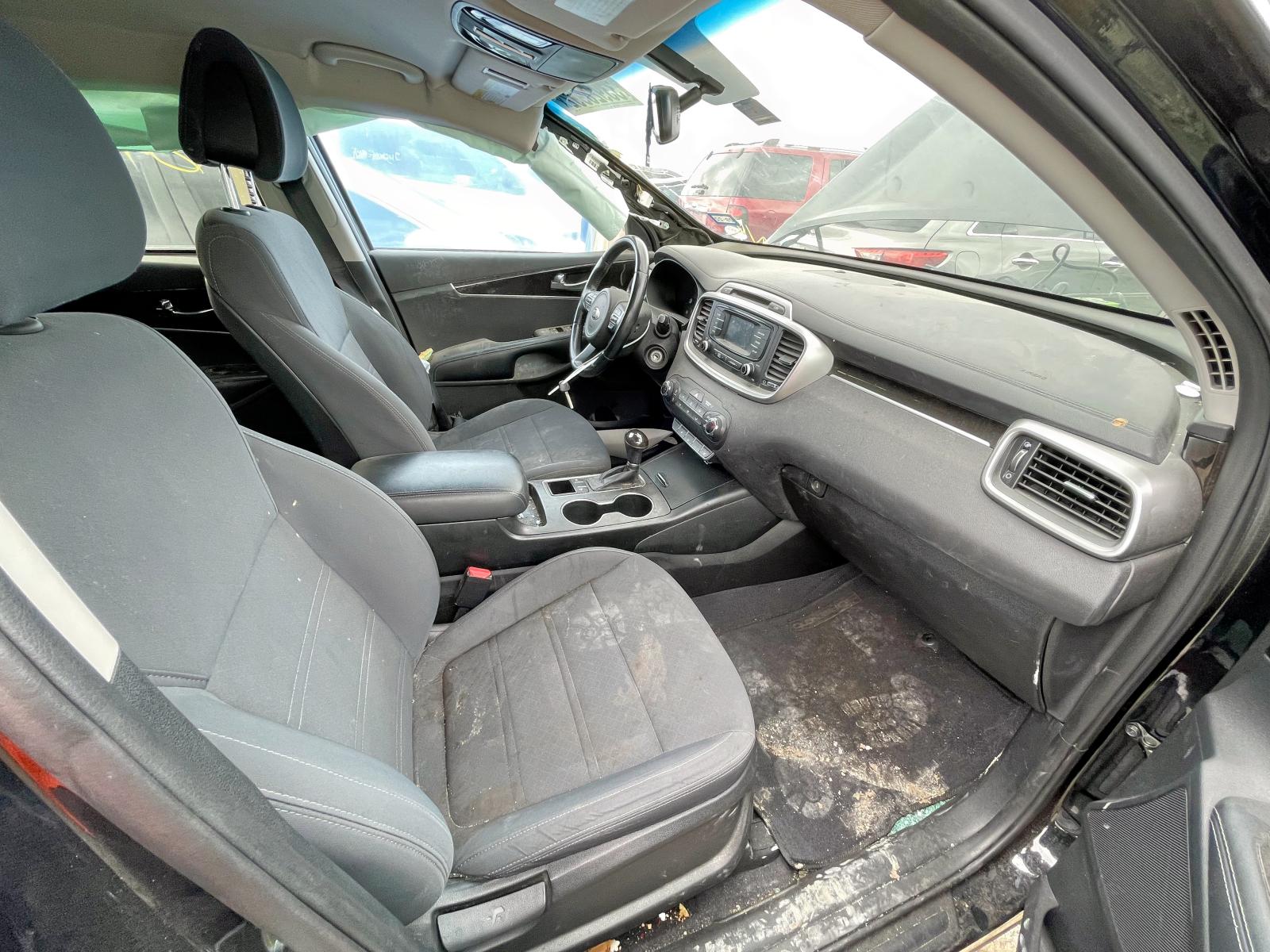 Photo 5 from auction – 2016 KIA SORENTO LX with VIN 5XYPG4A34GG162549