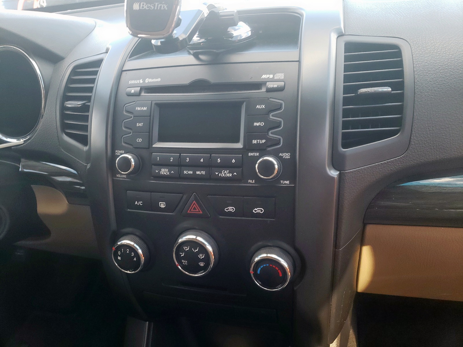 Photo 9 from auction – 2013 KIA SORENTO LX with VIN 5XYKT3A18DG325620