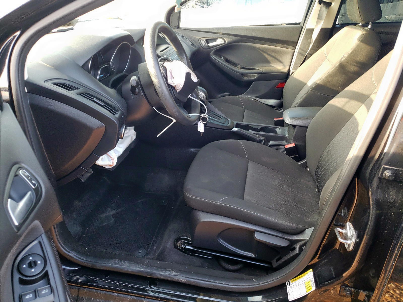 Photo 5 from auction – 2017 FORD FOCUS SE with VIN 1FADP3F22HL318922