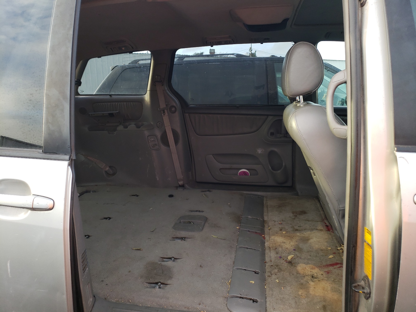 Photo 6 from auction – 2004 TOYOTA SIENNA XLE with VIN 5TDBA22C74S008298