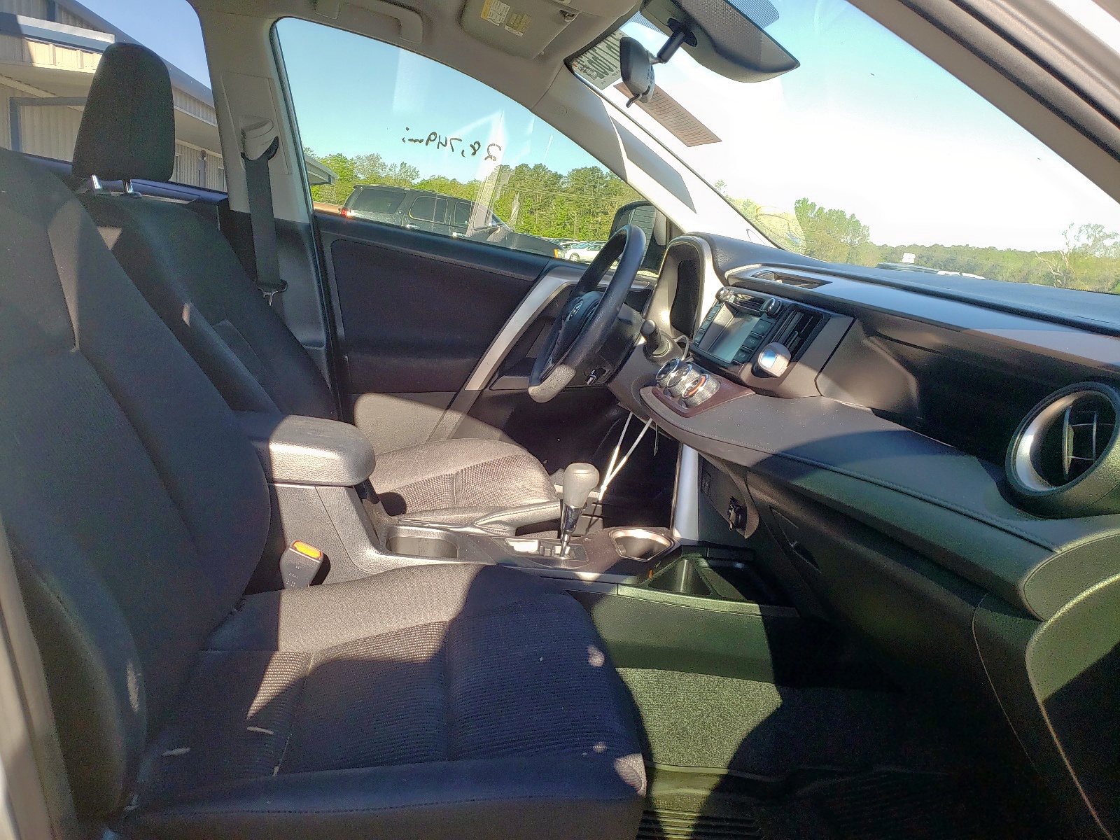 Photo 5 from auction – 2018 TOYOTA RAV4 LE with VIN JTMZFREV9JJ172912