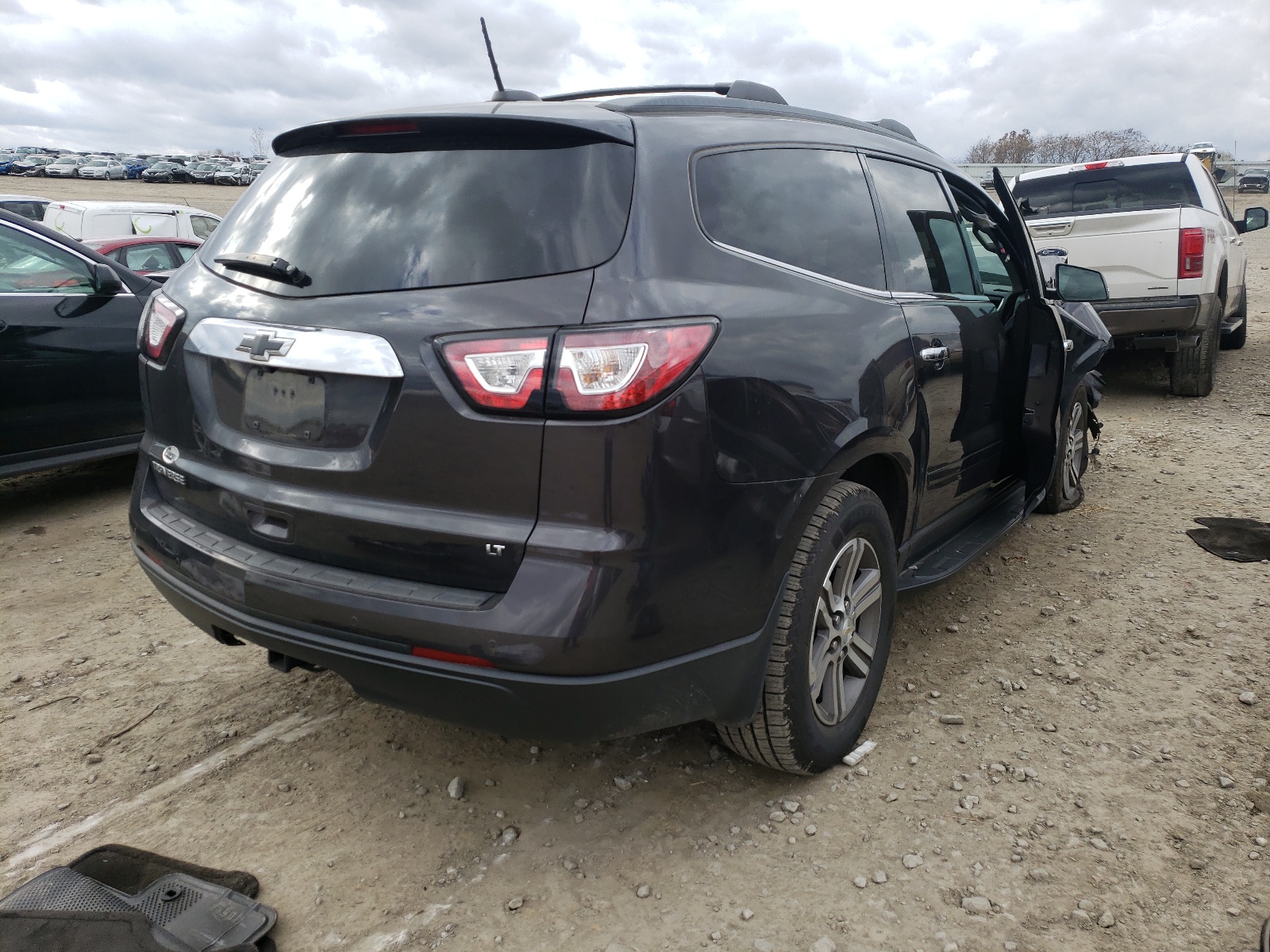 Photo 4 from auction – 2017 CHEVROLET TRAVERSE L with VIN 1GNKRHKD1HJ120853