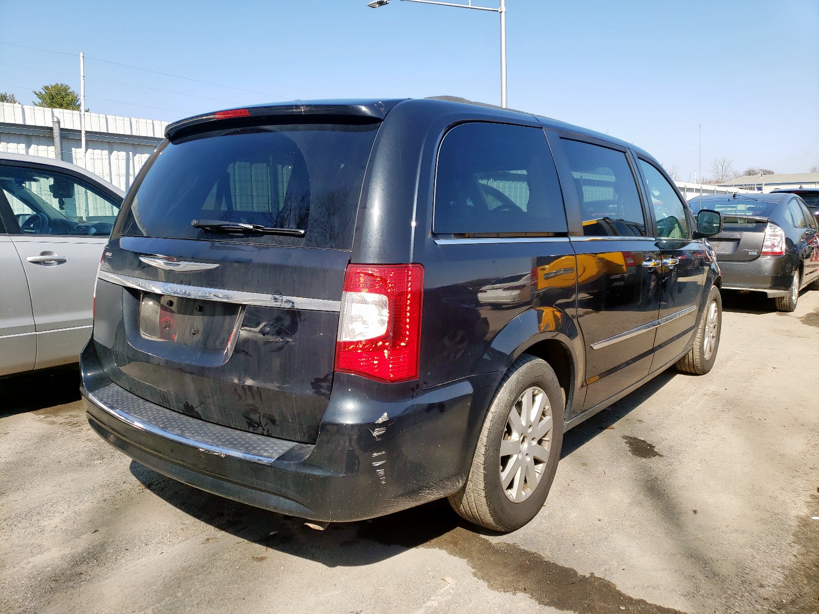 Photo 4 from auction – 2015 CHRYSLER TOWN & COU with VIN 2C4RC1BG7FR582787