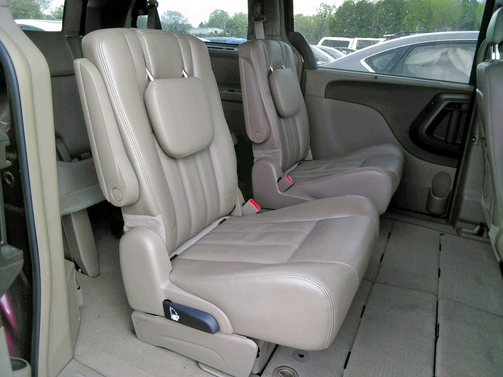 Photo 6 from auction – 2014 CHRYSLER TOWN & COU with VIN 2C4RC1BG1ER307463