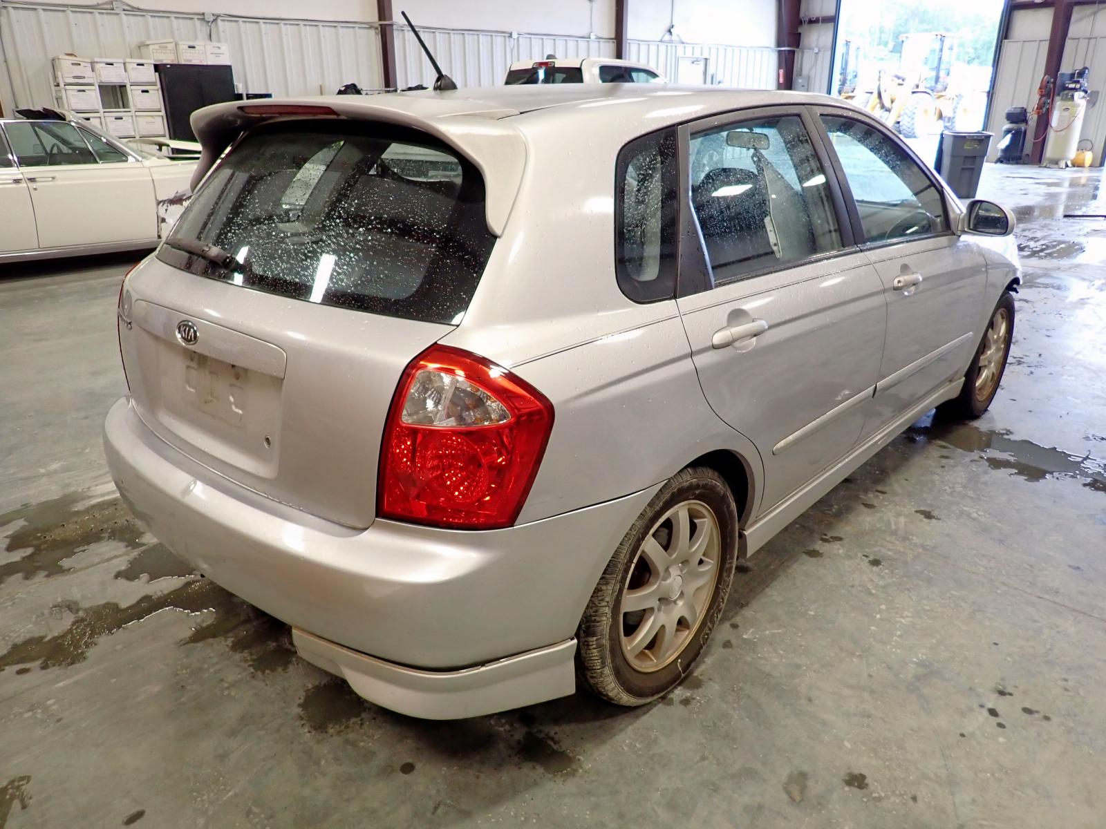 Photo 17 from auction – 2006 KIA SPECTRA5 with VIN KNAFE161365238001