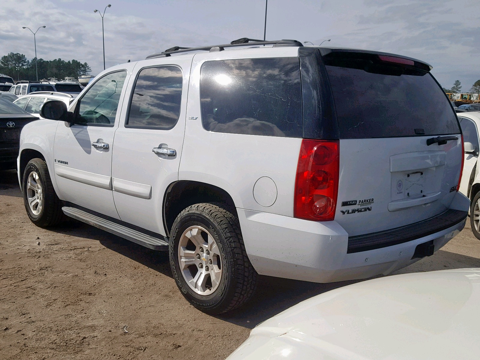Photo 3 from auction – 2007 GMC YUKON with VIN 1GKFC13037R376012
