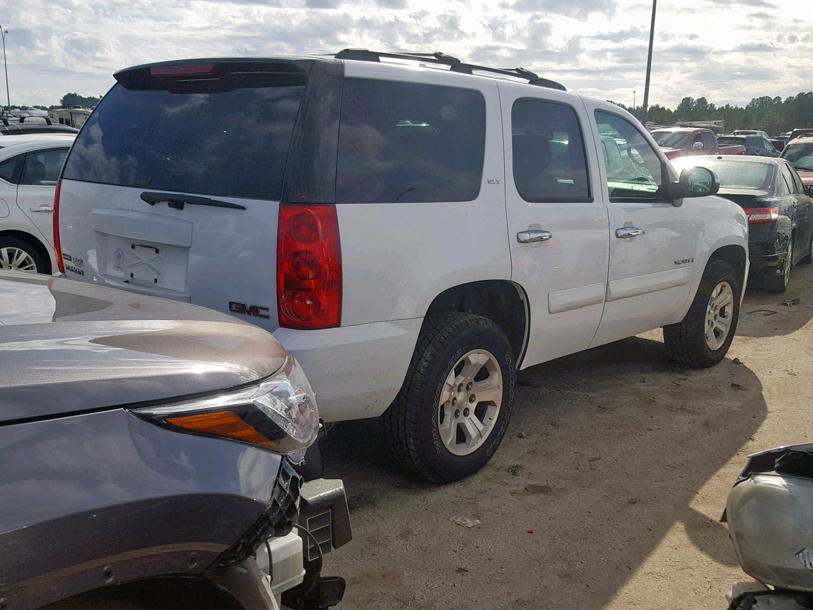Photo 4 from auction – 2007 GMC YUKON with VIN 1GKFC13037R376012