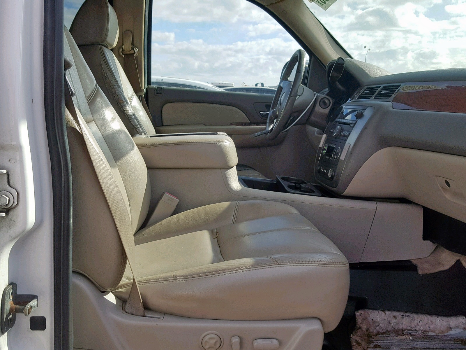 Photo 5 from auction – 2007 GMC YUKON with VIN 1GKFC13037R376012