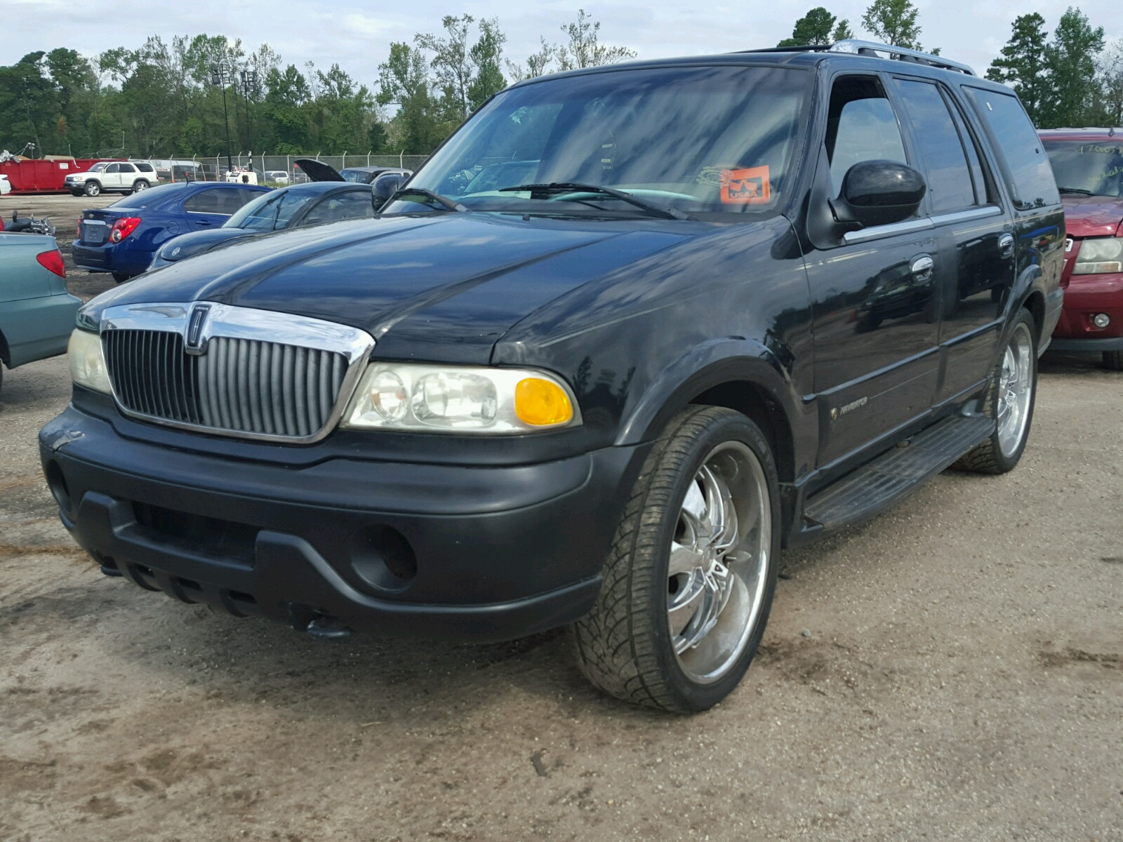 Photo 2 from auction – 2002 LINCOLN NAVIGATOR with VIN 5LMFU28R82LJ12746