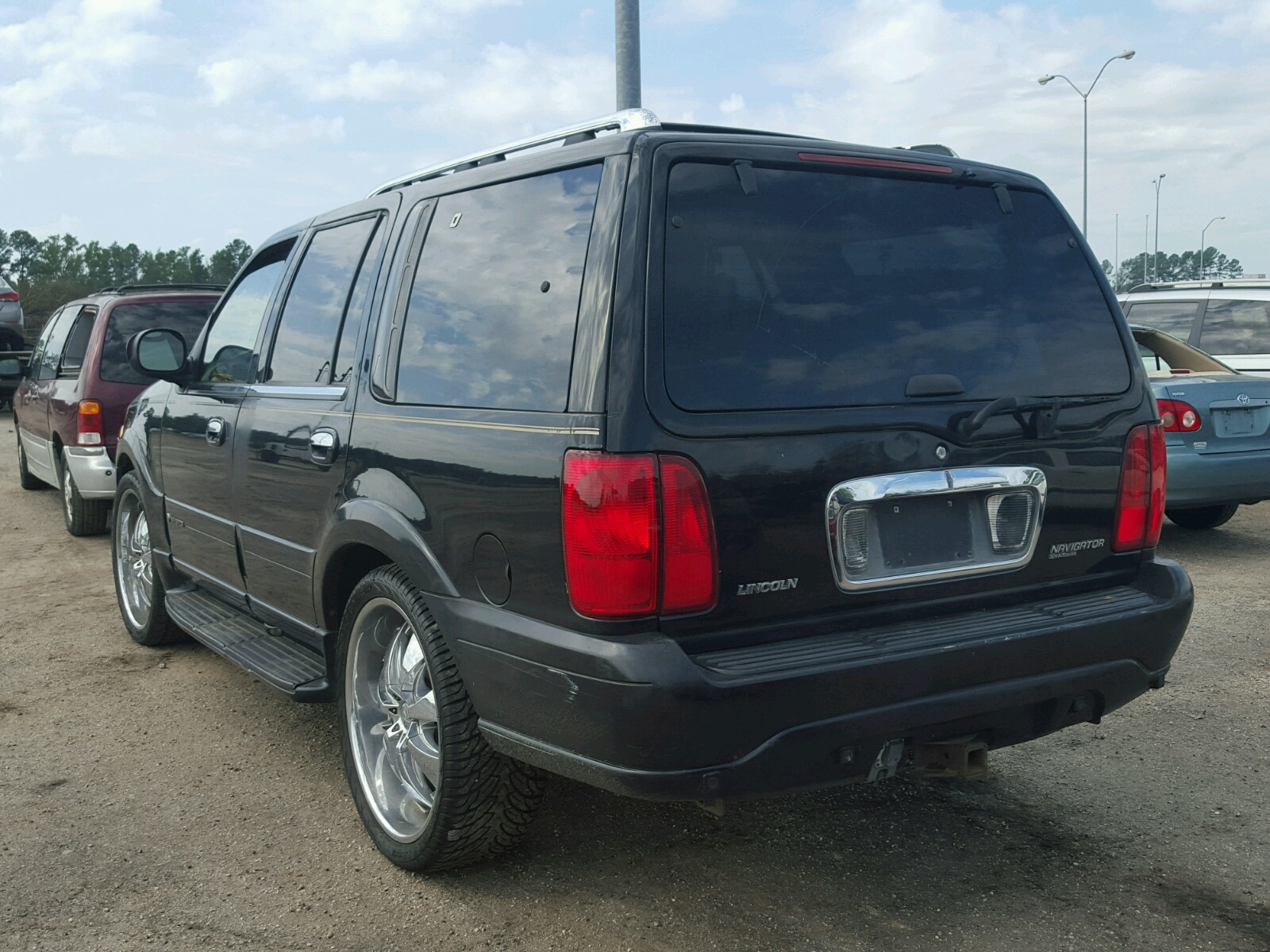 Photo 3 from auction – 2002 LINCOLN NAVIGATOR with VIN 5LMFU28R82LJ12746