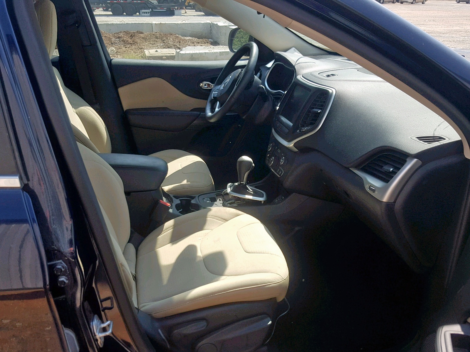 Photo 5 from auction – 2015 JEEP CHEROKEE L with VIN 1C4PJLCS2FW506428