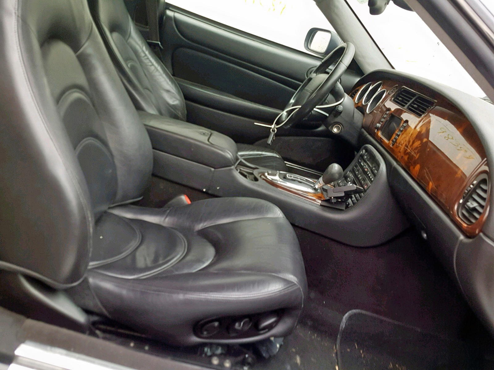 Photo 5 from auction – 2005 JAGUAR XKR with VIN SAJDA41B153A44167