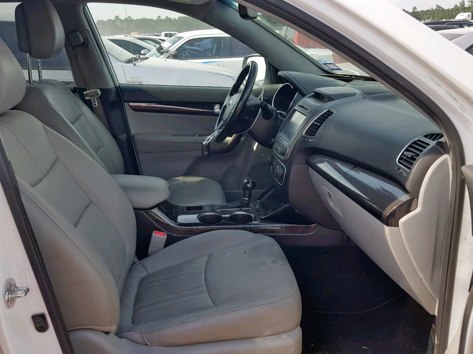 Photo 5 from auction – 2014 KIA SORENTO SX with VIN 5XYKW4A77EG445606