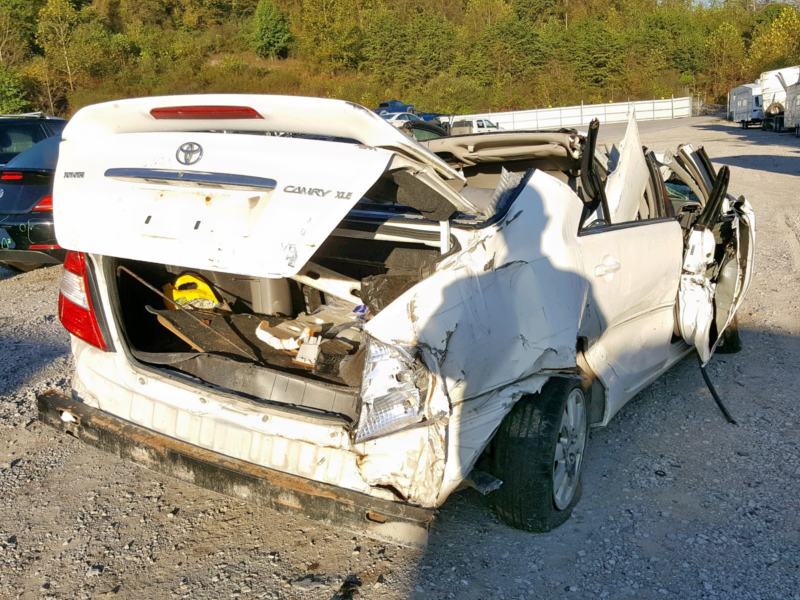 Photo 4 from auction – 2004 TOYOTA CAMRY LE with VIN 4T1BF32KX4U076648